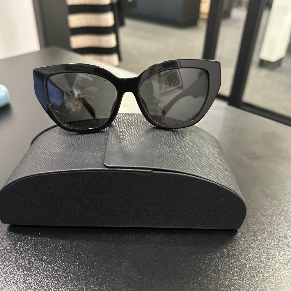 Prada Sunglasses w/ case - Picture 3 of 5